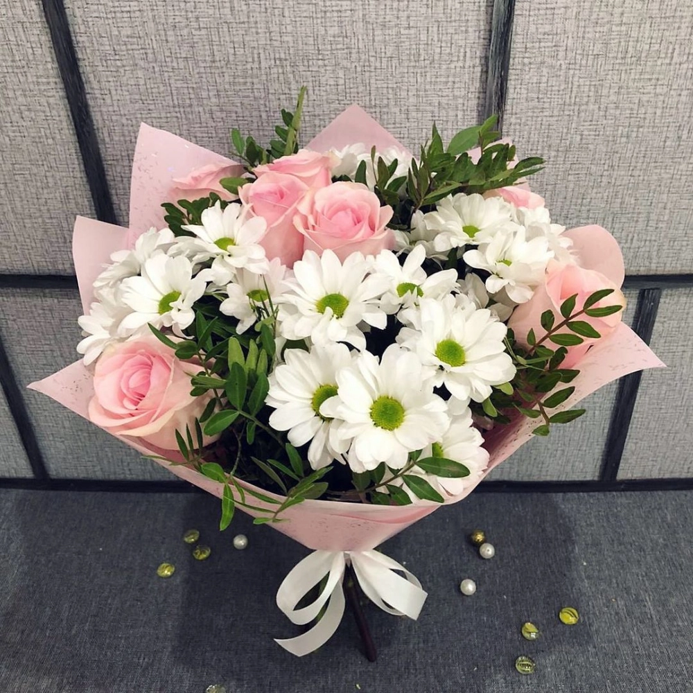 Букет из розовых роз и белых хризантем – элегантность в каждой детали Апатиты Мурманская область