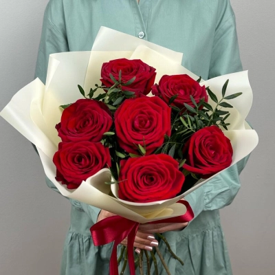 Букет «Гранатовый» из красных роз в роскошной упаковке Апатиты Мурманская область