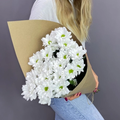 Букет из 5 белых хризантем в крафте – лаконичная элегантность Апатиты Мурманская область