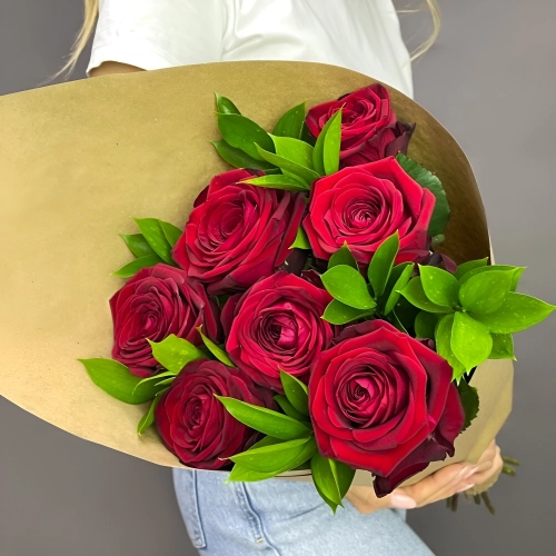 Букет из красных роз с рускусом в крафтовой упаковке – классика с изюминкой Апатиты Мурманская область