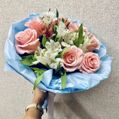 Букет «Фреш» – нежность розовых роз и белых альстромерий Апатиты Мурманская область