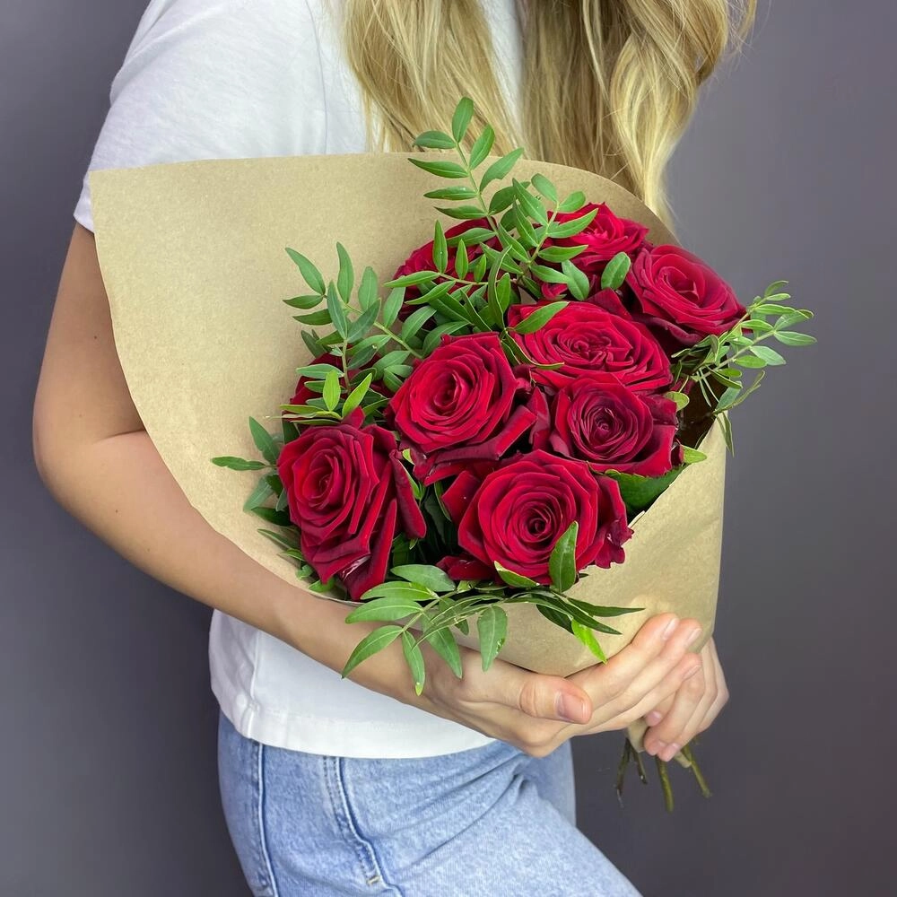 Букет из 9 красных роз с фисташкой – гармония страсти и свежести Апатиты Мурманская область