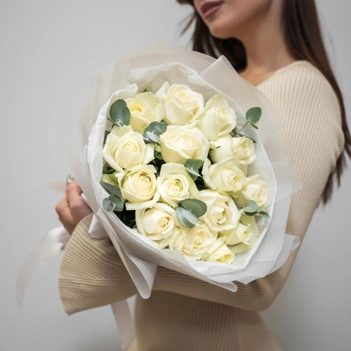 Букет из 15 белых роз с эвкалиптом – чистота и изысканность Апатиты Мурманская область