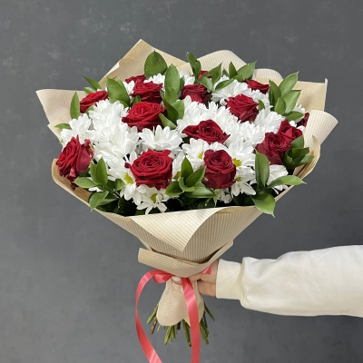 Букет «Романтика» — гармония красных роз и белоснежных хризантем Апатиты Мурманская область