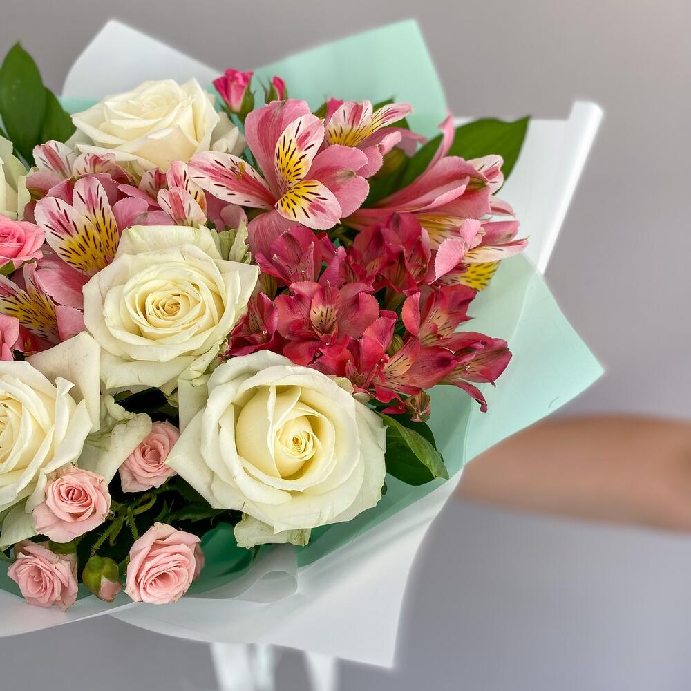 Букет «Николь» – изысканное сочетание роз, кустовых роз и альстромерий Апатиты Мурманская область